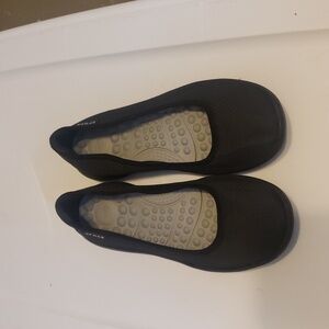 SH202 NWOT CROCS Women's Tan Flats Size 6